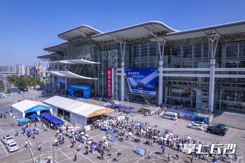 13日上午，2022湖南汽车展览会暨长沙市汽车消费节在湖南国际会展中心盛大开幕，展会共6天时间，持续至7月18日，市民正在排队进入场馆。长沙晚报全媒体记者  郭雨滴 摄
