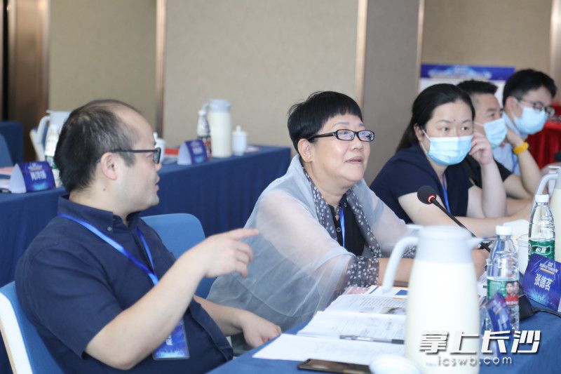 现场专家组正在对参赛项目进行评议。