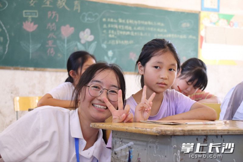 实践团队队员在千丘田小学展开为期一周的支教活动。