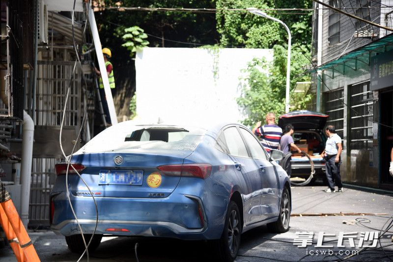 现场，蓝色小车后挡风玻璃在火灾中受损。长沙晚报全媒体记者 刘琦 摄