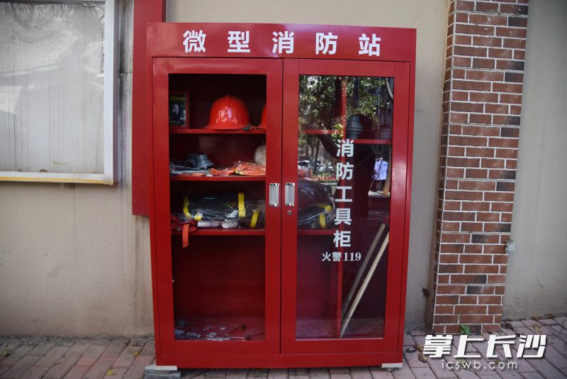 社区配备的微型消防站，事发时，居民将玻璃打碎取用灭火器。长沙晚报全媒体记者 刘琦 摄