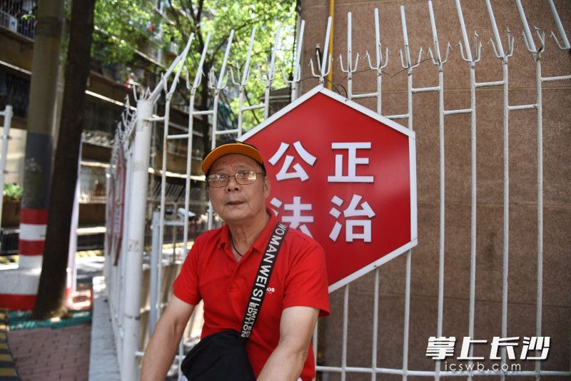 65岁的老党员柳建国积极参与险情处置工作。长沙晚报实习生 黄玲 摄