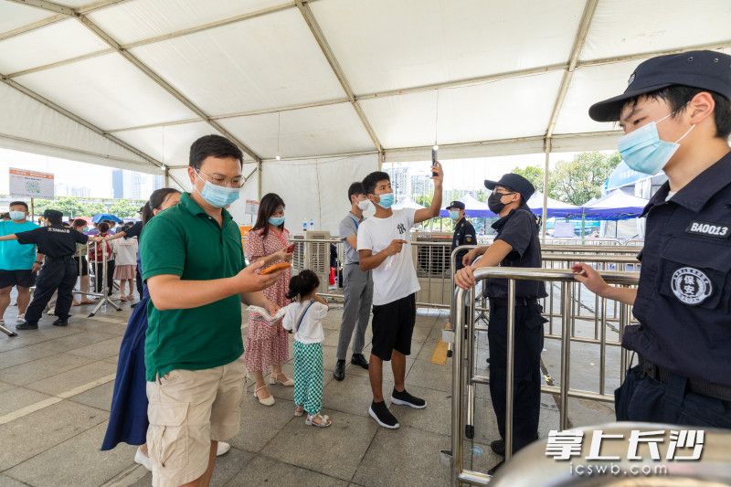 观展人员在看展前需出示佩戴口罩并出示健康信息。均为长沙晚报全媒体记者 董阳 摄