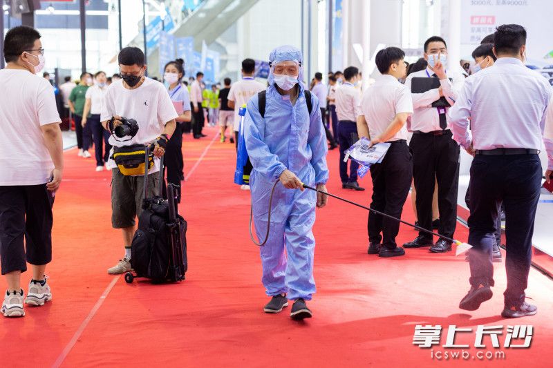 工作人员在展区内进行消毒。均为长沙晚报全媒体记者 董阳 摄