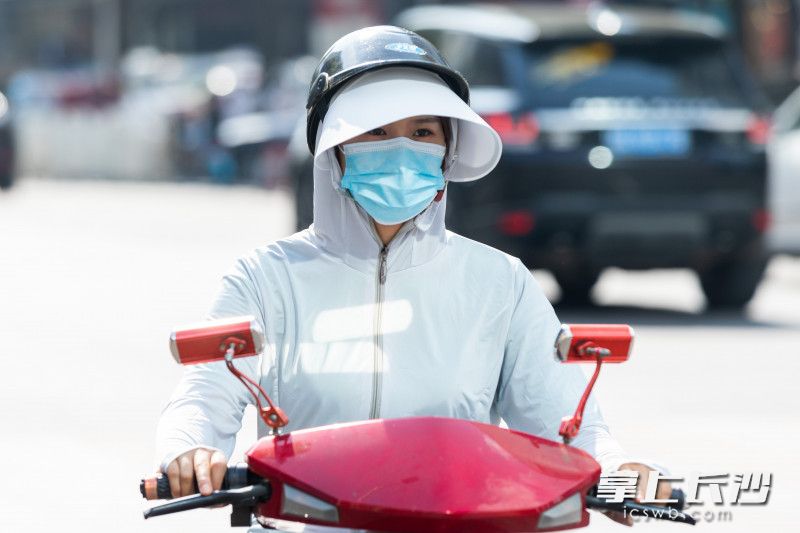一位市民在高温出行时包裹严实。均为长沙晚报全媒体记者 董阳 摄