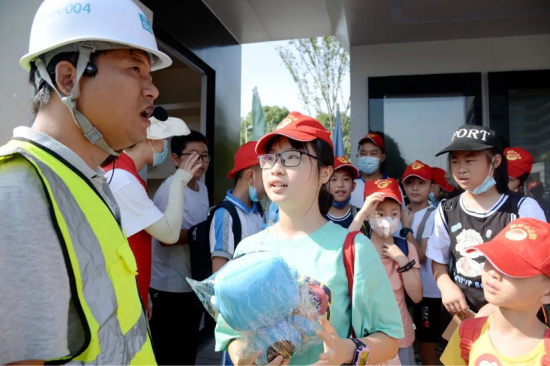 15日，中建五局总承包公司市政分公司桐梓坡路（麓景路-雷高路）立体空间品质提升项目现场迎来40名小记者参观。