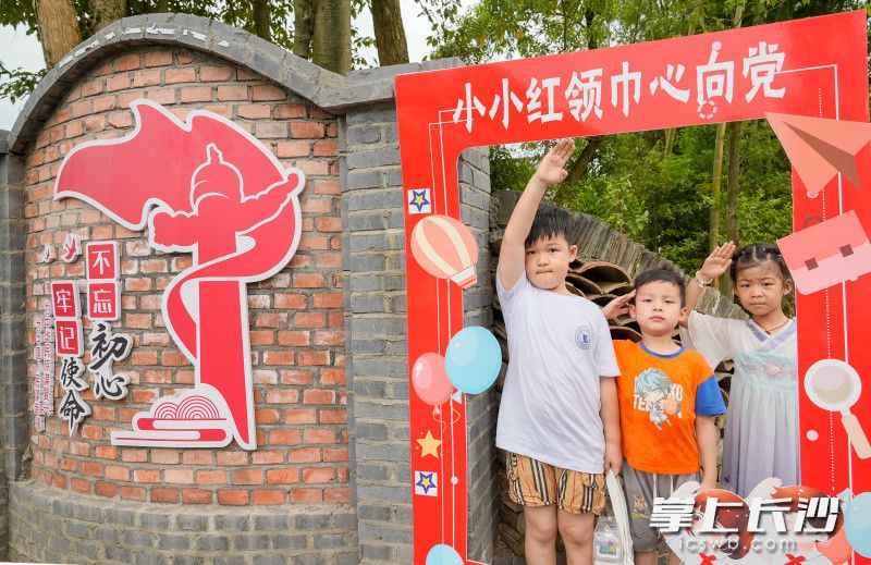城里娃在美丽宜居屋场参观打卡  