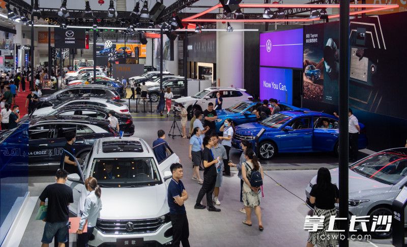 2022湖南车展人流如织，热度不减。长沙晚报全媒体记者 邹麟 摄