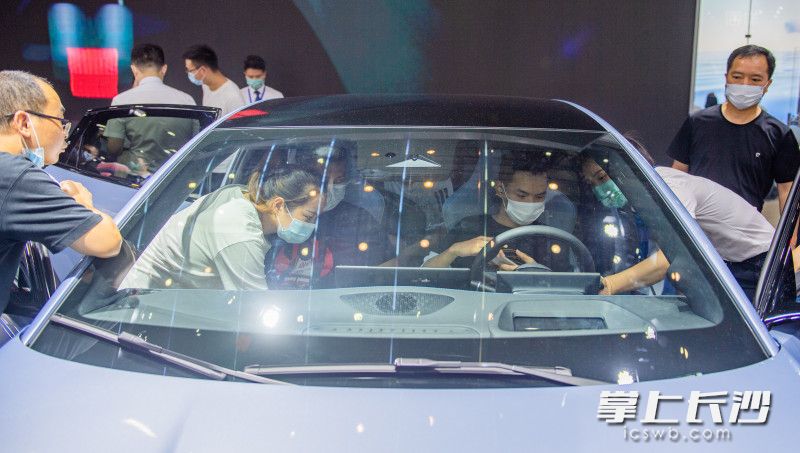2022湖南车展比亚迪新车型海豹受到大家的青睐。长沙晚报全媒体记者 邹麟 摄