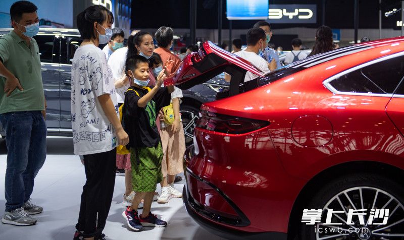 2022湖南车展，大家正在感受新能源车的智能化。长沙晚报全媒体记者 邹麟 摄