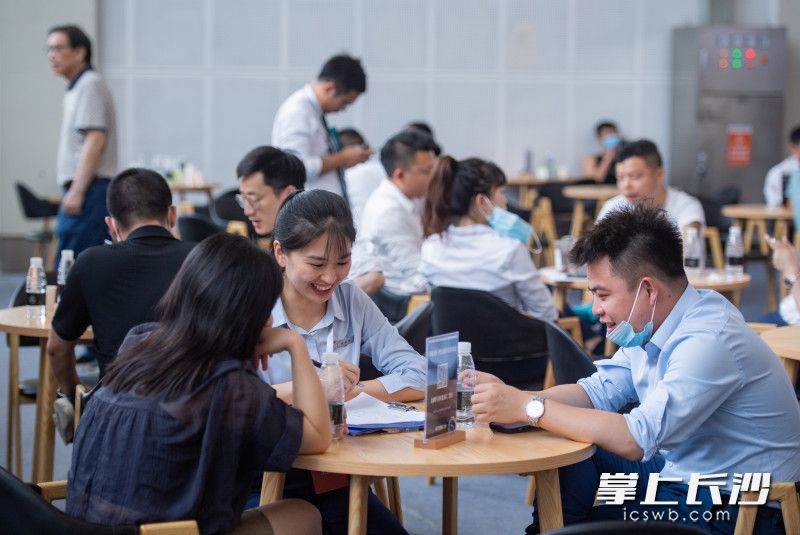洽谈区，销售人员忙得不亦乐乎，现场订单不断。长沙晚报全媒体记者 邹麟 摄