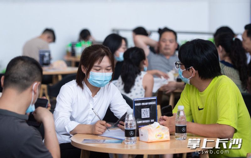 洽谈区，销售人员正在与客户交流。长沙晚报全媒体记者 邹麟 摄