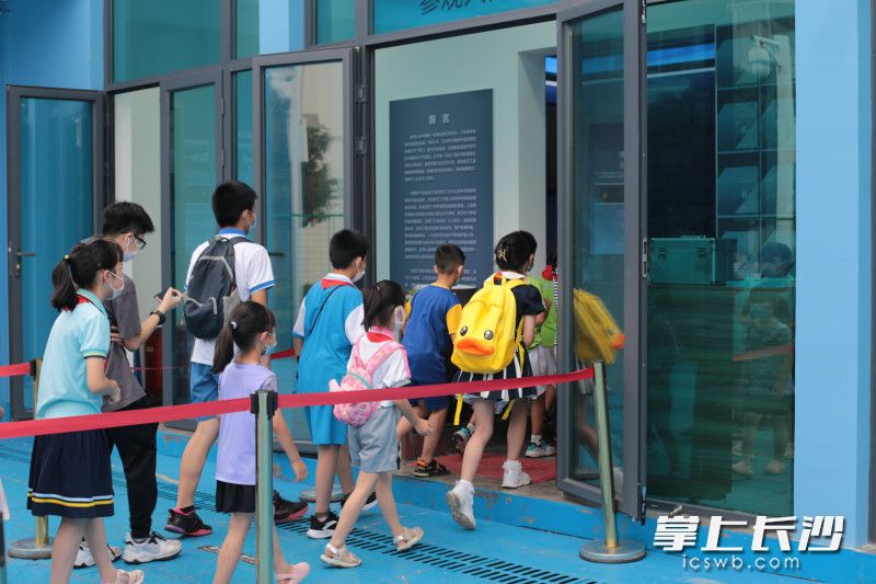 暑假期间，不少长沙中小学生参与社会实践。长沙晚报全媒体记者 刘琦 实习生 黄玲 摄影报道