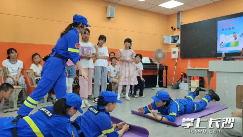 岳麓蓝天救援队队员为龙洲小学的孩子们讲解防溺水知识。受访者供图