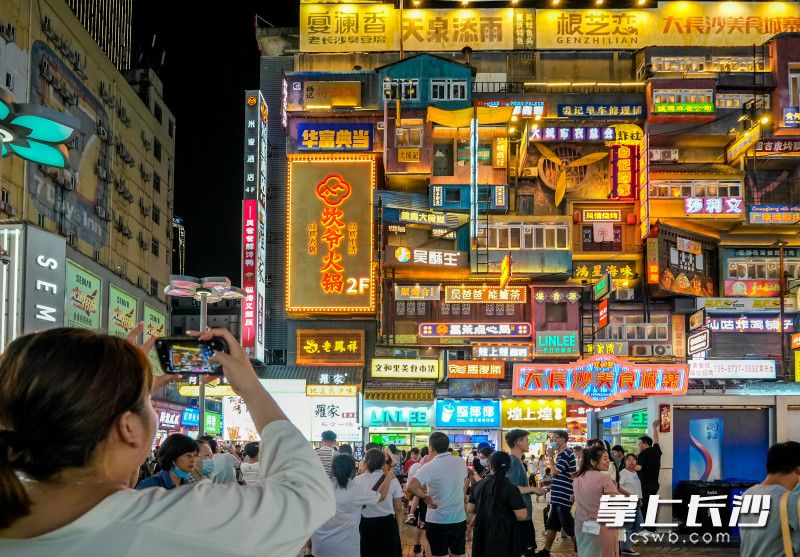 夜晚的黄兴南路步行商业街人潮涌动。长沙晚报全媒体记者 陈飞 摄