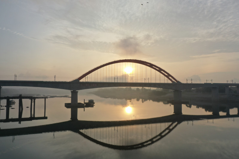 夕阳下的资水特大桥。