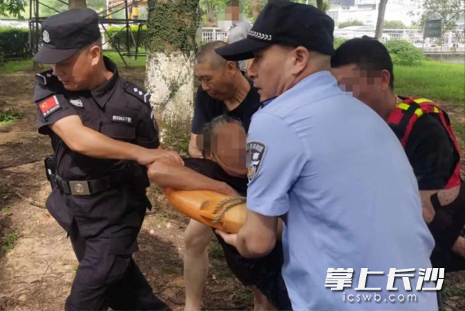 警民合力将老人拉上岸。通讯员供图