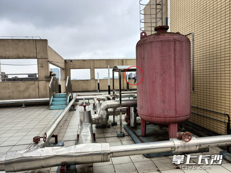 该男子所处的位置，看上去十分危险。均为天心消防 供图