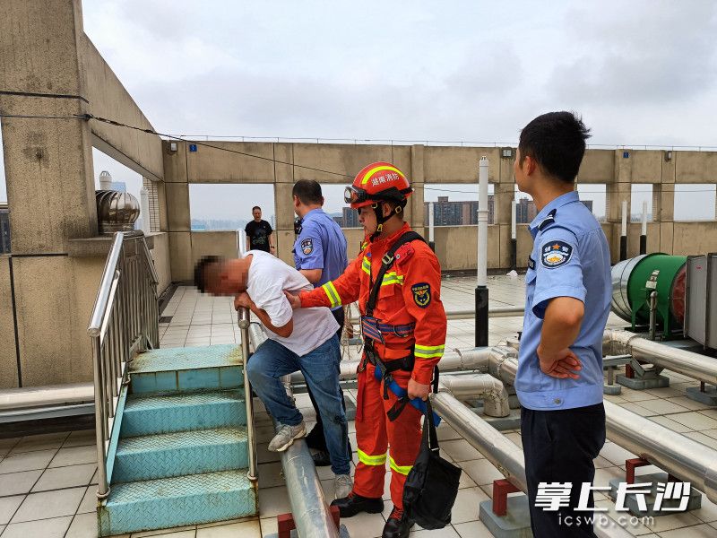 消防救援人员与民警配合，成功将男子救下。