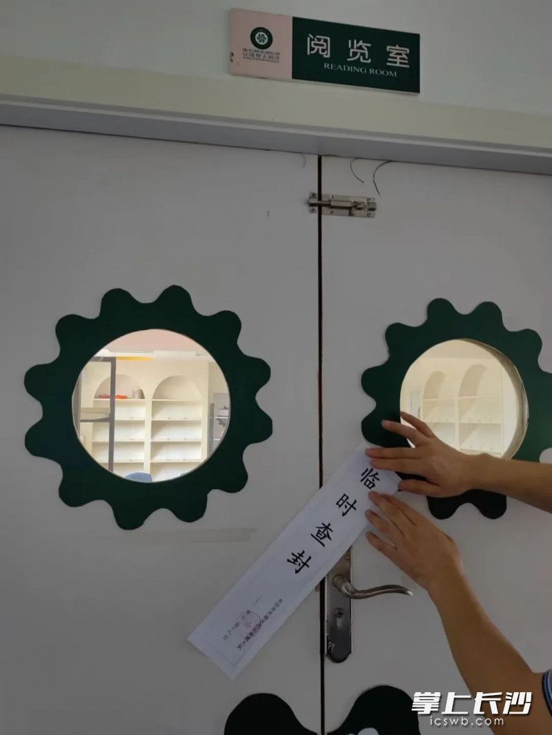 消防监督员将幼儿园存在隐患的活动场所依法临时查封。均为长沙消防供图