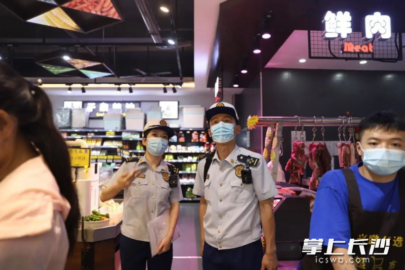 高新区消防救援大队消防监督员深入超市开展消防安全检查。