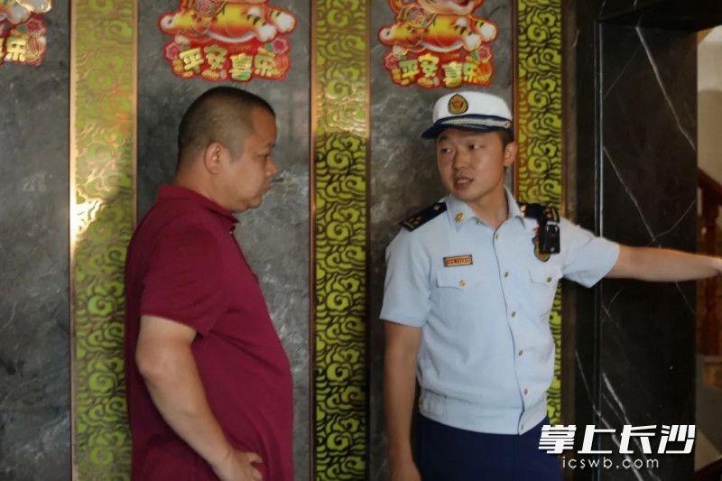 宁乡市消防救援大队消防监督员指出酒店存在的消防安全隐患。