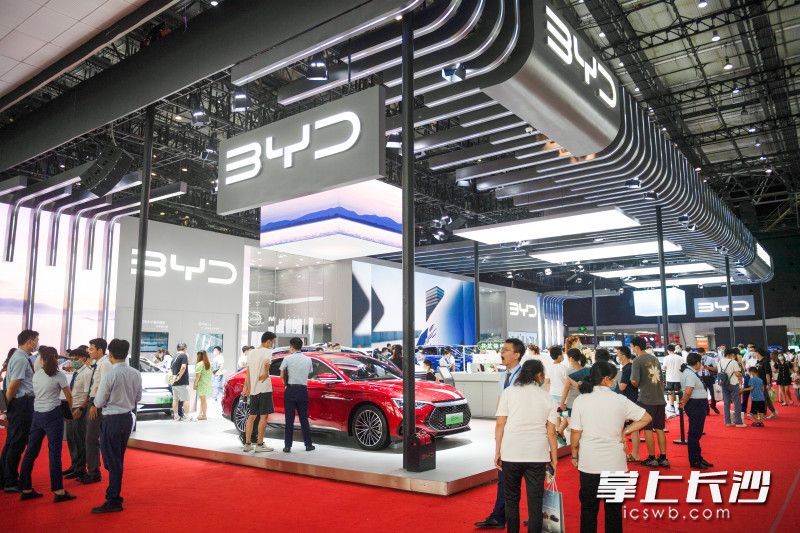 2022湖南车展比亚迪展区受到大家的青睐。长沙晚报全媒体记者 邹麟 摄