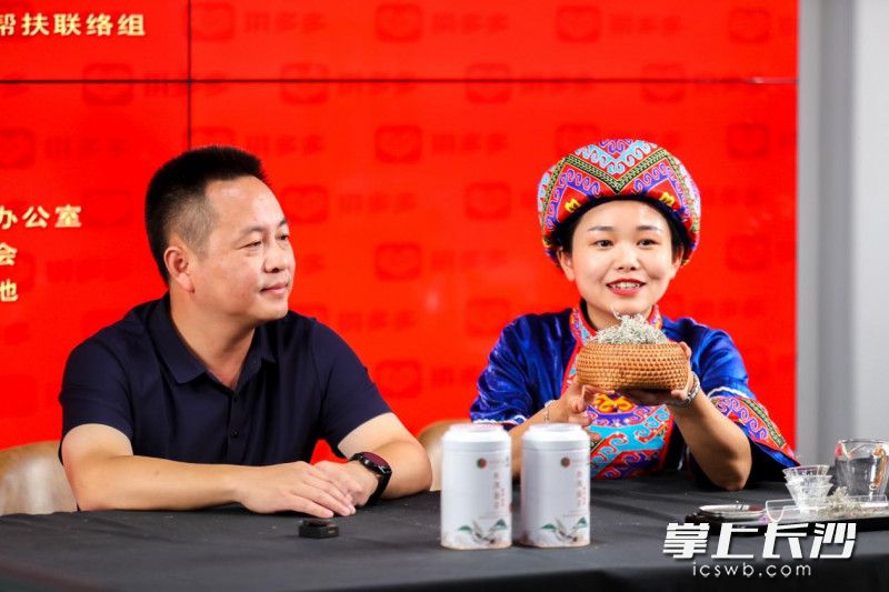 恩施来凤县副县长杨锚推介当地特产——来凤藤茶。 摄影 和际