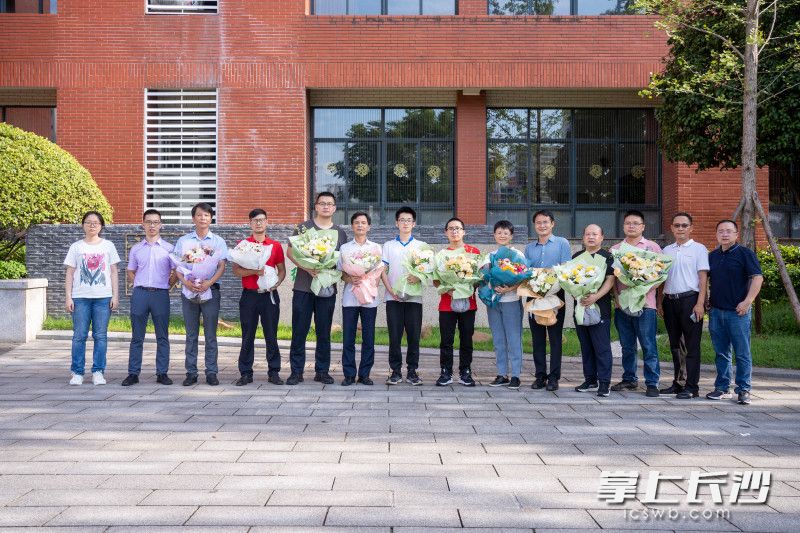 长沙市雅礼中学学生任雨奇（左七），夺得第52届国际物理奥林匹克竞赛金牌。全媒体记者 邓迪 摄