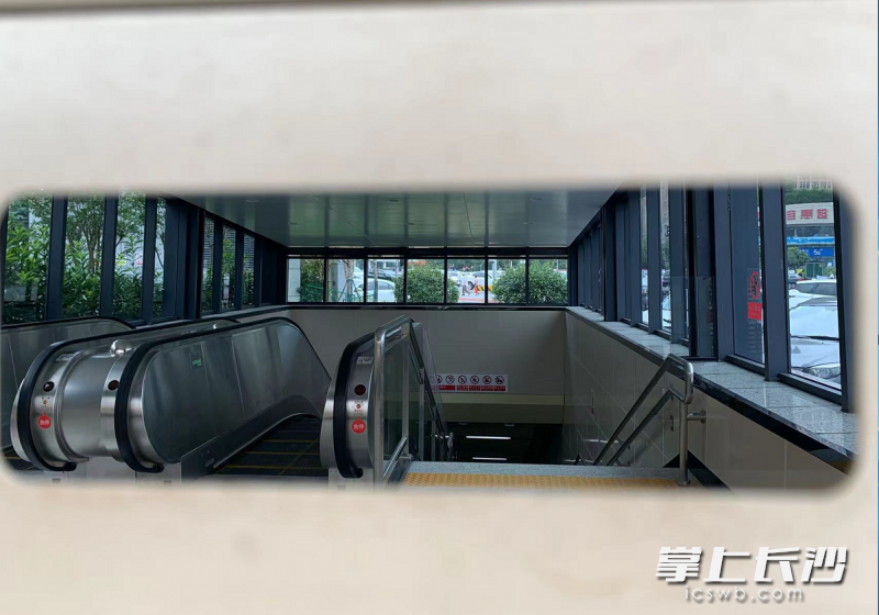 通过卷闸门看1号出入口。