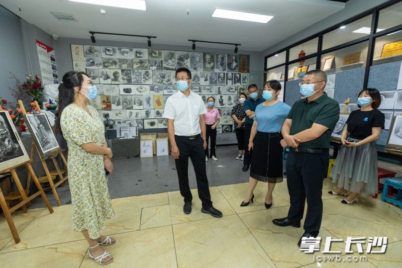 开福区委教育工作领导小组相关负责人来到大象美艺培训学校进行非学科类专项督查。经督查，未发现超范围开展学科类培训的违规行为。