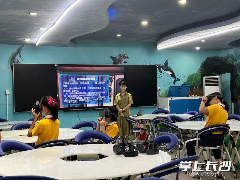 学生在VR超感教室上禁毒教育体验课。均为长沙晚报全媒体记者 刘俊 摄