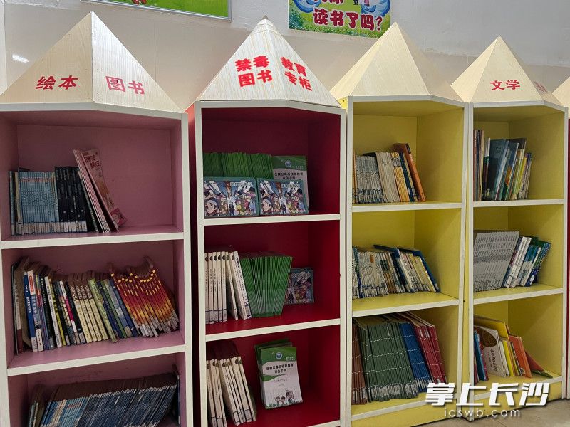 在校园各处都能学到禁毒科普知识。