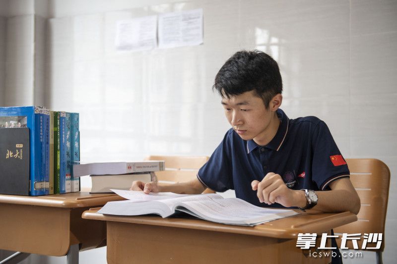 第54届国际化学奥赛金牌获得者、长郡中学学生贺文在学习中。长沙晚报全媒体记者 郭雨滴 摄