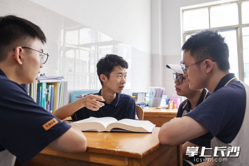 第54届国际化学奥赛金牌获得者、长郡中学学生贺文与同学交流学习。长沙晚报全媒体记者 郭雨滴 摄