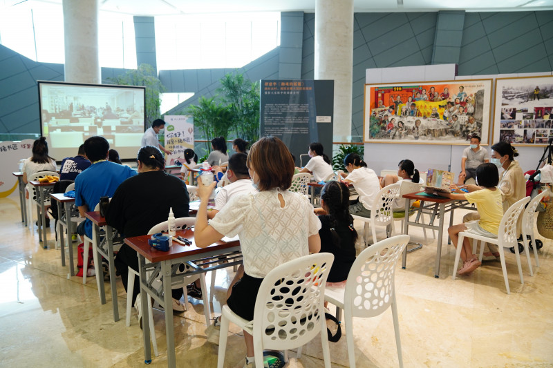 7月20日，长沙图书馆修书人朱鹏春带领孩子们动手修补童书，希望将这份爱书、护书的文明意识深植于孩子们心中。长沙晚报全媒体记者 柳静芸 摄