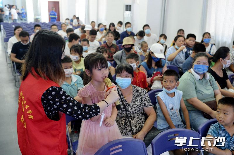 “硬核团队”为当地亲子家庭进行防溺水安全教育。