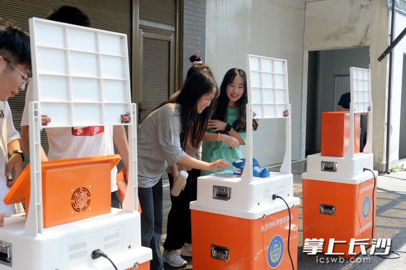 现场还有市科协提供的“防溺水科普大篷车”，孩子和家长正在使用科普教具。
