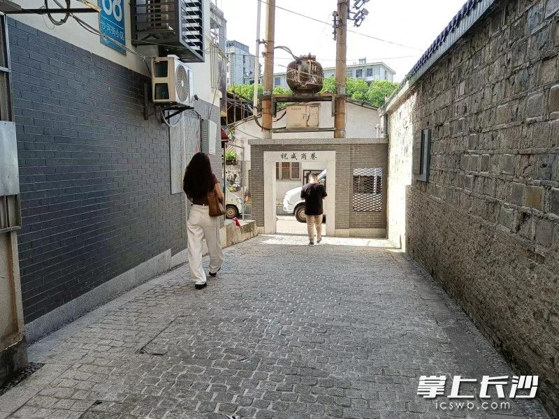 祝威岗巷进行了整治提升，清爽干净。