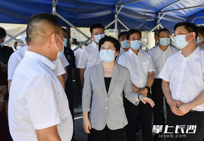 吴桂英在湘龙街道湘润幼儿园检查督导校园消防安全工作。 吴桂英在湘龙街道湘润幼儿园检查督导校园消防安全工作。