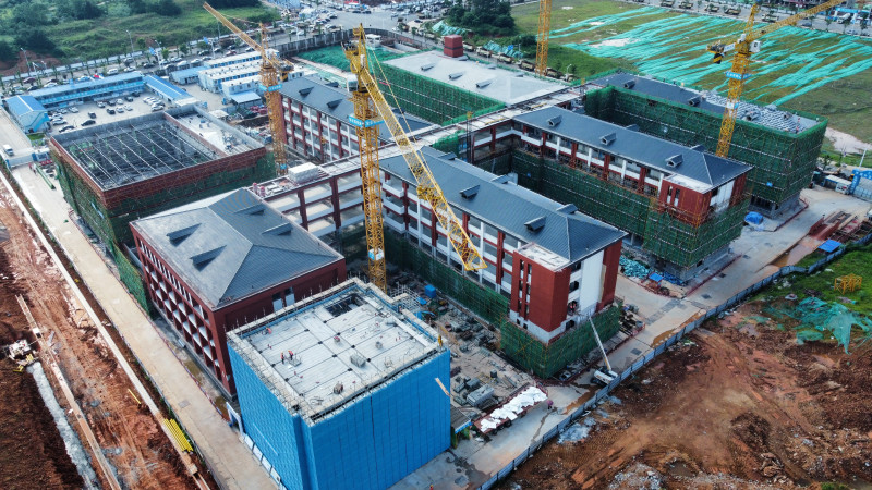 洋湖片区连塘学校目前已实现主体完工，其8号楼采用“少支撑、免支模”新型装配式建筑体系，成为绿色建造技术重点示范楼。均为长沙晚报掌上长沙 陈焕明 通讯员  刘琦瑶 摄影报道
