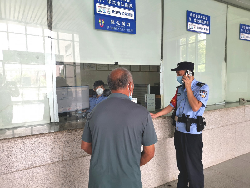 民警陪同老人购买了前往南宁的车票。
