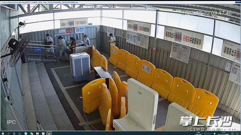 刘峰抱起老人直奔诊室。   监控视频截图