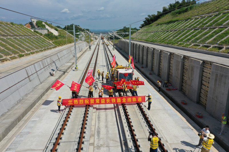 7月23日，在益阳市桃江县常益长高铁关山村大桥长沙方向的路基上，常益长高铁全线轨道贯通。均为长沙晚报全媒体记者 陈焕明 通讯员 孟健  李驰 摄影报道