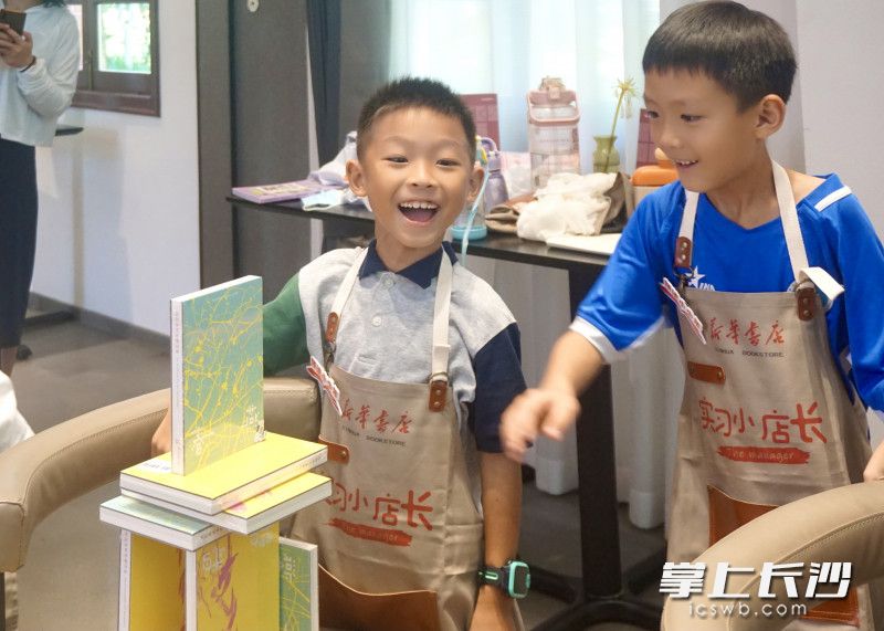 小朋友化身书店“小小陈列师”。长沙晚报通讯员 蔡莹 摄