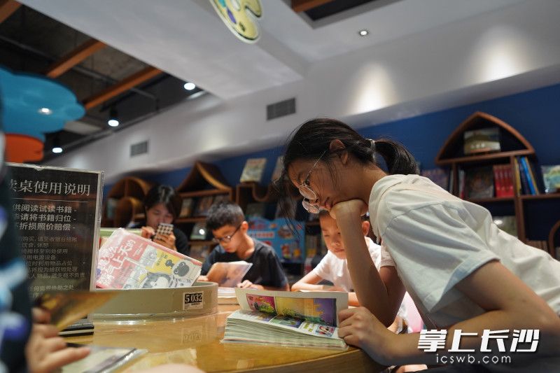 孩子们捧书阅读成为书店的一道风景线。长沙晚报全媒体记者 易亿 摄