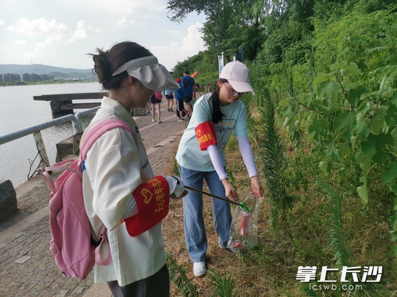 志愿者守护母亲河。长沙晚报通讯员 黎志坚 供图