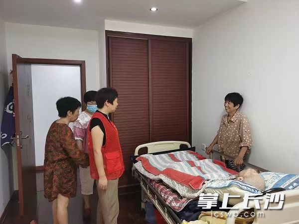 网格员上门提供养老金认证服务。长沙晚报通讯员 曹晓祎 供图
