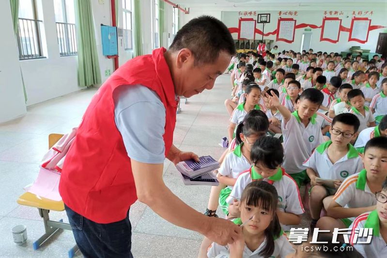 宁乡市玉潭街道离退休干部党总支书记沈谷林，在学校开展“五老红”志愿服务活动。长沙晚报全媒体记者 张禹 摄