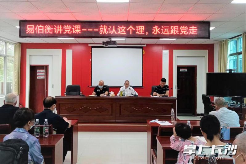 在宁乡市玉潭街道，85岁高龄的党员志愿者易伯衡坚持为居民开展宣讲活动。资料图片